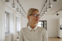 Portrait d'une femme d'affaires souriante au bureau — Photo de stock