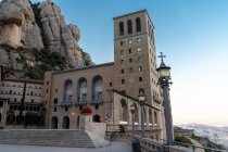 Spanien, Katalonien, Montserrat, Abtei Santa Maria de Montserrat am Abend — Stockfoto