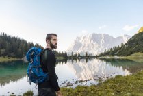 Austria, Tyrol, Hiker with backpack, hiking at Lake Seebensee — Stock Photo