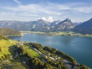 Austria, Salzkammergut, Sankt Wolfgang, Aerial view of Lake Wolfgangsee — Stock Photo