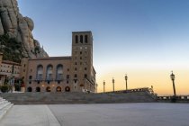 Espanha, Catalunha, Montserrat, Abadia de Santa Maria de Montserrat à noite — Fotografia de Stock
