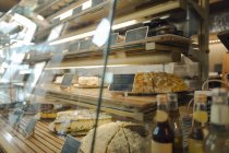 Экспозиция тортов в кафе — стоковое фото