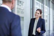 Porträt einer lächelnden Geschäftsfrau von Angesicht zu Angesicht mit einem Geschäftspartner — Stockfoto