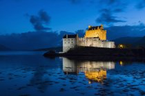 Regno Unito, Scozia, Dornie, Loch Duich, Eilean Donan Castle all'ora blu — Foto stock