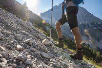 Österreich, Tirol, Männerbeine wandern in den Bergen — Stockfoto