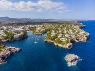 España, Mallorca, Portocolom, Vista aérea de Cala d 'Or y bahía Cala Ferrera - foto de stock
