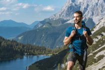 Австрія, Тіроль, молода людина походи в гори на озері Seebensee — стокове фото