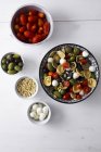 Orecchiette mediterranee con pomodoro, olive, mozzarella — Foto stock
