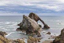 Royaume-Uni, Écosse, Portknockie, arc naturel Bow Fiddle Rock — Photo de stock