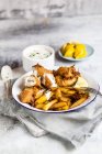 Pesce inglese classico e patatine fritte con salsa tartare — Foto stock
