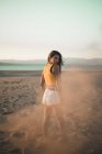 Ritratto di adolescente in piedi sulla spiaggia al tramonto — Foto stock