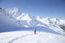 Austria, Tirolo, Kuehtai, sciatrice nel paesaggio invernale — Foto stock