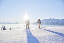 Austria, Tirolo, racchette da neve all'alba — Foto stock