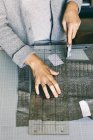 Gros plan du créateur de mode travaillant sur le modèle — Photo de stock