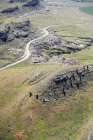 EUA, ar de escarpas e falésias cortadas por uma estrada rural no oeste do Nebraska — Fotografia de Stock