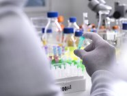 Biotecnologia Research, Cientista que visualiza espécimes em um frasco para injetáveis durante um experimento no laboratório — Fotografia de Stock
