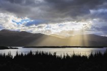Reino Unido, Escocia, vista a Loch Maree - foto de stock