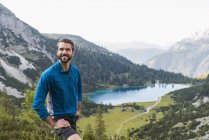 Австрия, Тироль, Пешеход, отдыхающий в горах на озере Зея — стоковое фото
