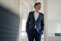 Geschäftsmann im Büro hört Musik mit Ohrstöpseln — Stockfoto