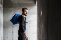 Borsa per atleta al muro di cemento — Foto stock