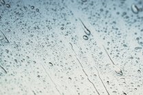 Gros plan des gouttes de pluie sur la fenêtre — Photo de stock