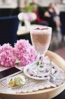Крупним планом зі скла свіжої кави — стокове фото