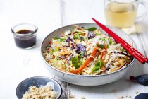 Salad with glas noodles, cabbage, carrots, bell peppers, spring onions, peanuts and hot thai dressing — Stock Photo