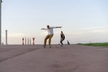 Zwei junge Männer fahren mit Skateboards eine Spur entlang — Stockfoto