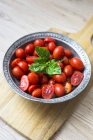 Tomates y albahaca en un bol de zinc - foto de stock
