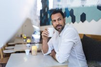 Man drinking coffee in a cafe — Stock Photo
