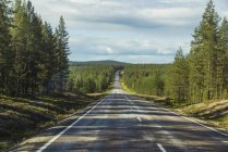 Finnland, Lappland, leere Landstraße — Stockfoto