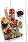 Buschetta italiana e vino rosso — Foto stock