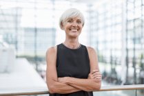 Retrato de mulher sênior sorridente vestindo vestido preto — Fotografia de Stock
