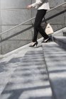 Piernas de mujer de negocios caminando abajo en la ciudad - foto de stock
