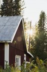 Finlandia, Laponia, casa de campo en el paisaje rural - foto de stock
