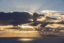 Regno Unito, Scozia, Ebridi Interne, Isola di Skye, paesaggio nuvoloso al tramonto — Foto stock