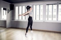 Жінка робить стрибки вправи в тренажерному залі — стокове фото