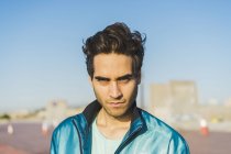 Homme regardant la caméra, portrait — Photo de stock