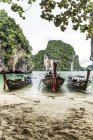Таїланд, Ко Яо Ной, три типові дерев'яні човни пришвартовані на морському узбережжі — стокове фото