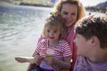 Austria, Tirolo, Walchsee, madre felice con due figli al lago — Foto stock