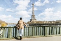 Франция, Париж, женщина-туристка смотрит на Эйфелеву башню и реку — стоковое фото