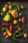Vários vegetais orgânicos em solo escuro — Fotografia de Stock
