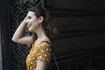Lachende Frau im gelben Kleid mit Tupfen — Stockfoto
