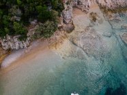 Croácia, Cres, Mar Adriático, homem deitado na praia rochosa, vista aérea — Fotografia de Stock
