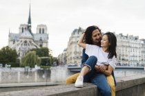 França, Paris, jovem casal feliz no rio Sena — Fotografia de Stock