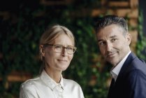Ritratto di uomo d'affari e donna d'affari fiduciosi — Foto stock