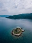 Croácia, Cres, Mar Adriático, Vista aérea da ilha com casa de luz — Fotografia de Stock