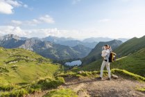 Deutschland, Bayern, Oberstdorf, Mutter und kleine Tochter auf Bergwanderung — Stockfoto