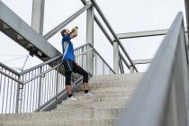 Людина на сходах з перервою біг — стокове фото