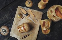 Тыквы на Хэллоуин, Джек ОФонари, резные ножи — стоковое фото